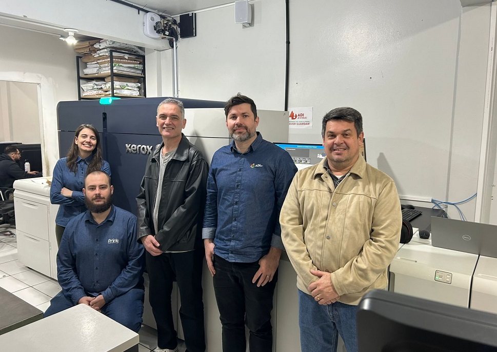 Staff of ADI Gráfica Rápida with their Xerox Iridesse Production Press