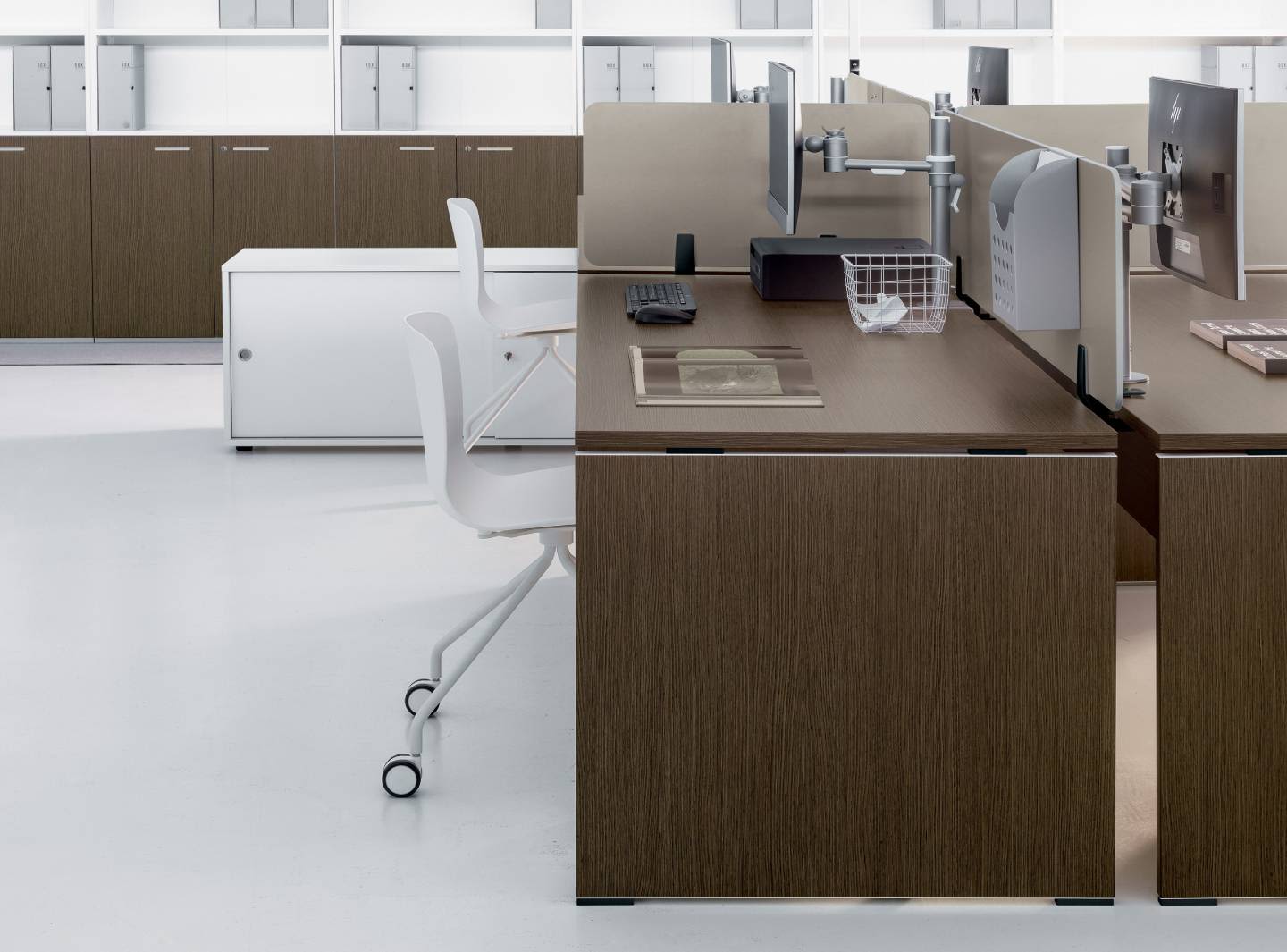 Scrivanie con gambe a pannello