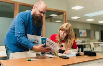 Leerling met Examenbundel in de klas
