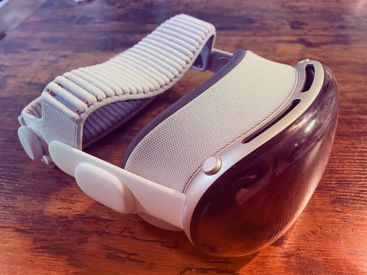 Vision Pro に装着した「デュアルニットバンド」