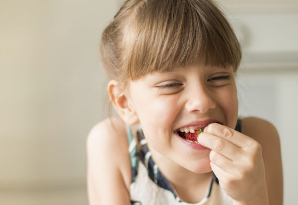 Instead of sugar-filled ice cream and ice pops – which can leave teeth vulnerable to sugar attacks that increase the risk of tooth decay – consider satisfying your sweet tooth with fruits.