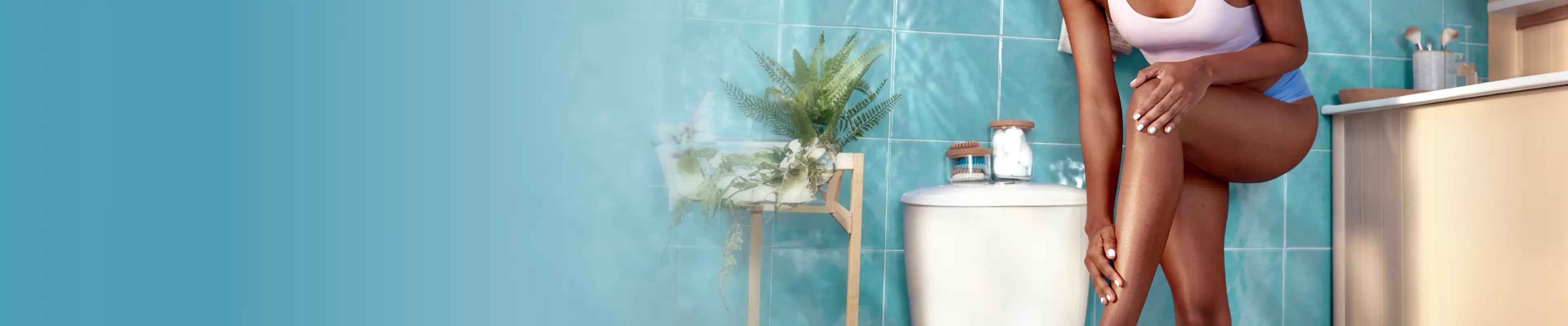 Mujer afeitándose la pierna en la bañera