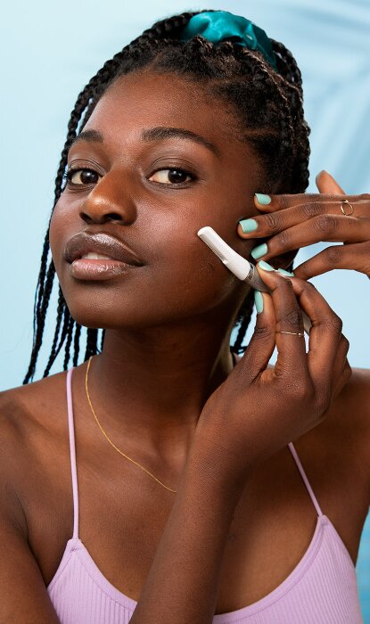 Ung kvinna rakar sitt ansikte med Gillette Venus dermaplaning rakhyvel