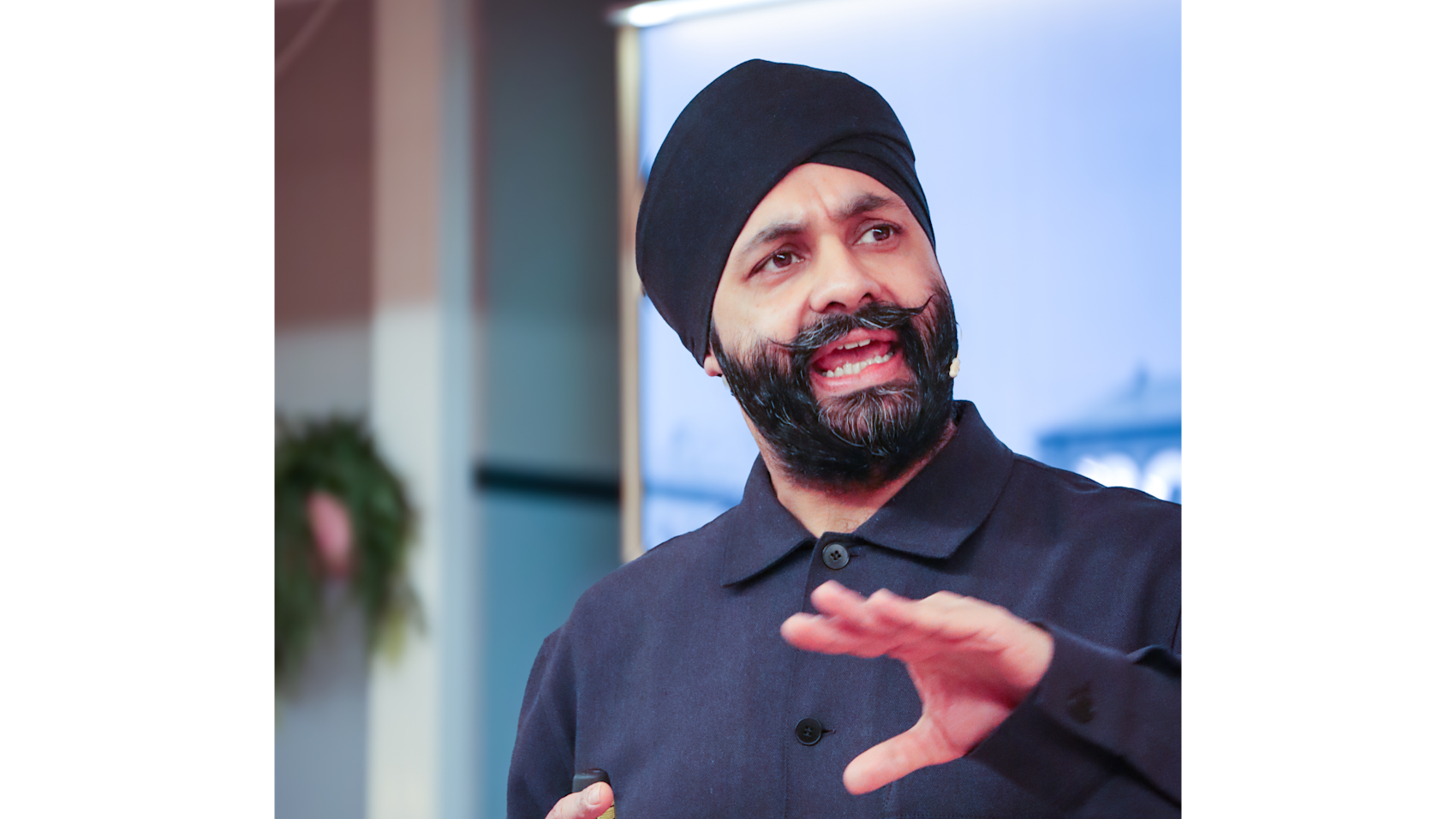 Sumeet Singh Patpatia på scenen under presentasjonen av Jobbundersøkelsen 2026