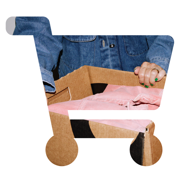 Person i blå jeansskjorte pakker rosa klær i en eske, formet som et handlekurv-ikon.