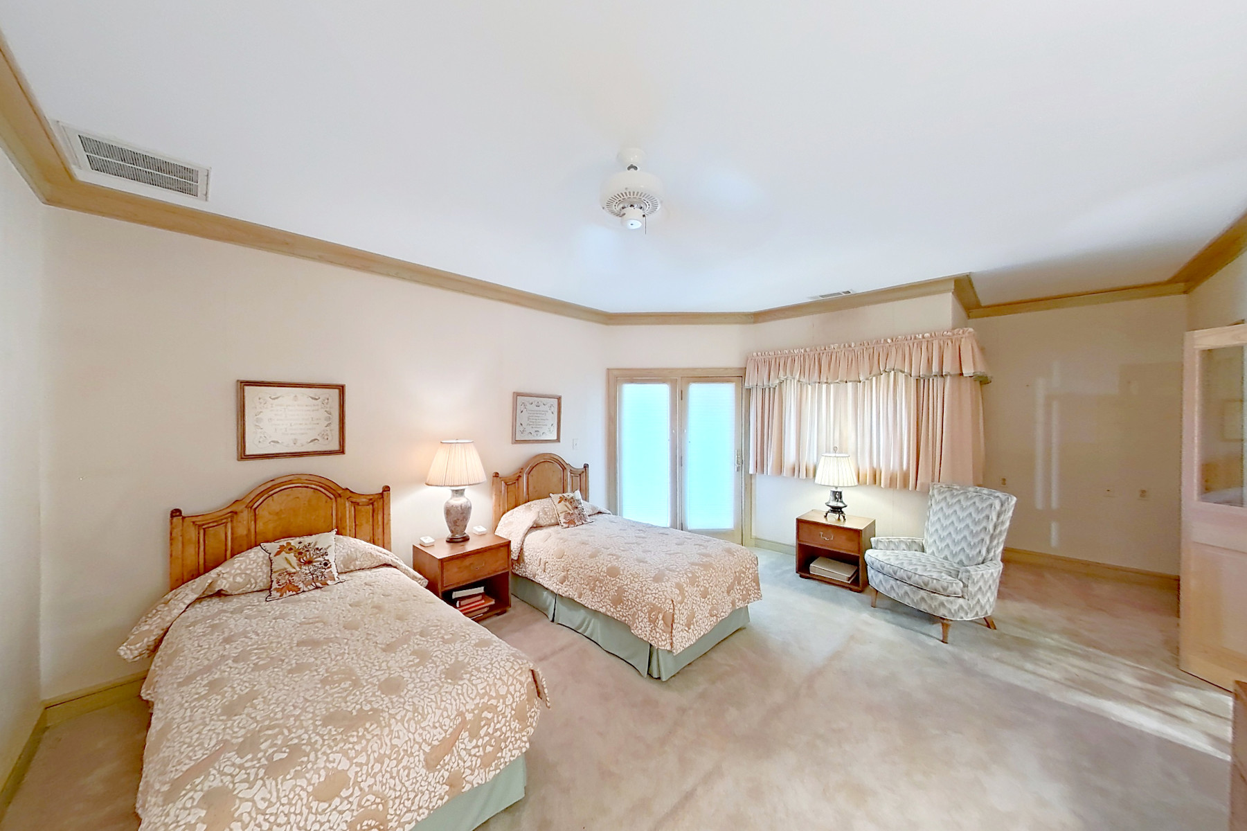 img 044 (7)single beds upstairs