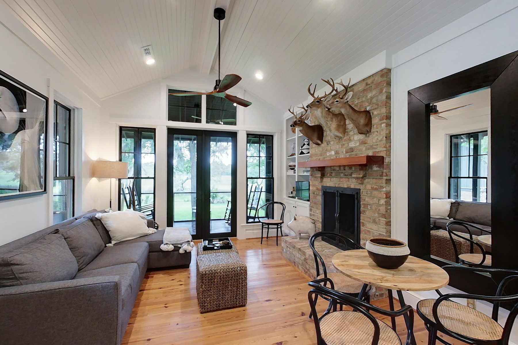 img 017 (31) lounge of guest house