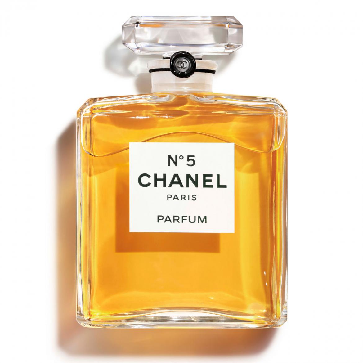 Chanel No.5 là một trong những lọ nước hoa trứ danh của Chanel.