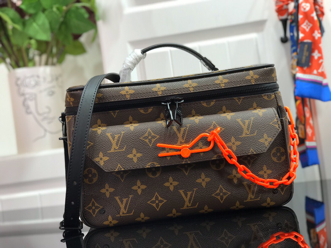 Nhà mốt lâu đời Louis Vuitton khuyên khách hàng nên sử dụng vải mềm sạch để lau chùi những mẫu túi canvas. Ảnh: Sobyn