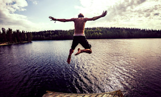 Man jumping in a lake tommaso-fornoni-185118