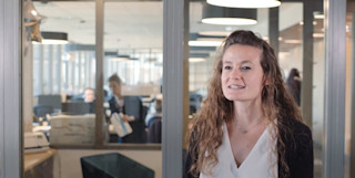 Woman in door opening of office credit conseil - trustpilot case study