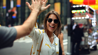 L'importance de la preuve sociale aujourd'hui Picture of a woman with sun glasses smiling while she gives high five