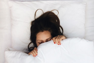 Baldiflex - relax e benessere foto di donna che dorme sotto le coperte