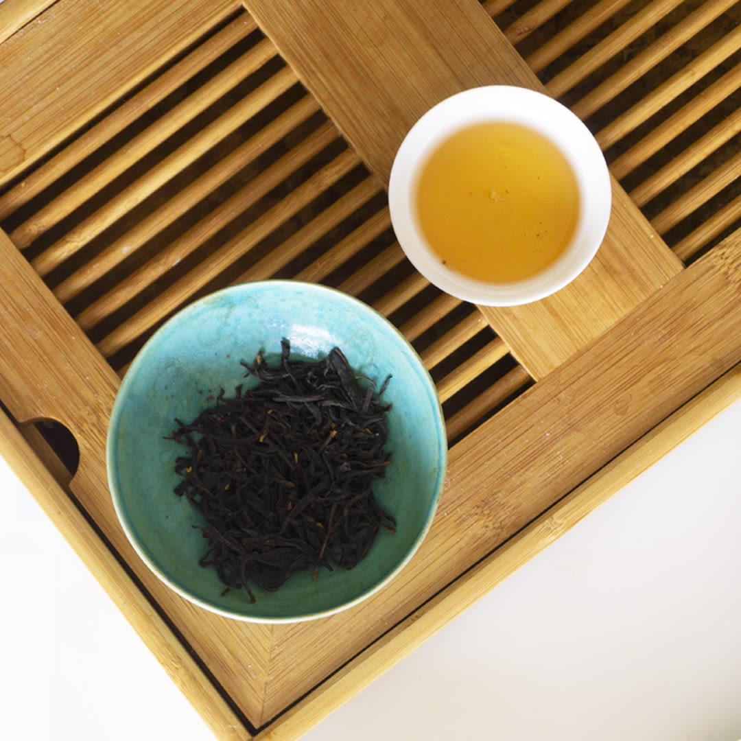 Infusione del tè nero all'osmanto