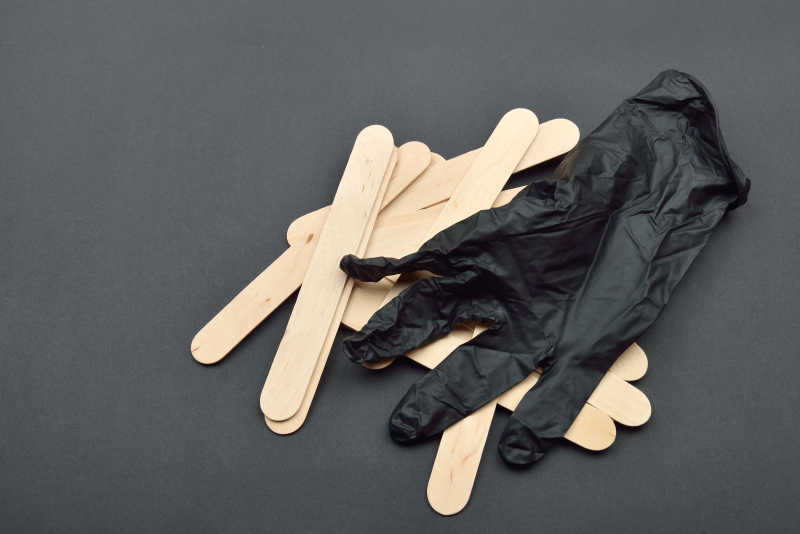дерев'яні лопіткі для депіляції і чорні рукавички