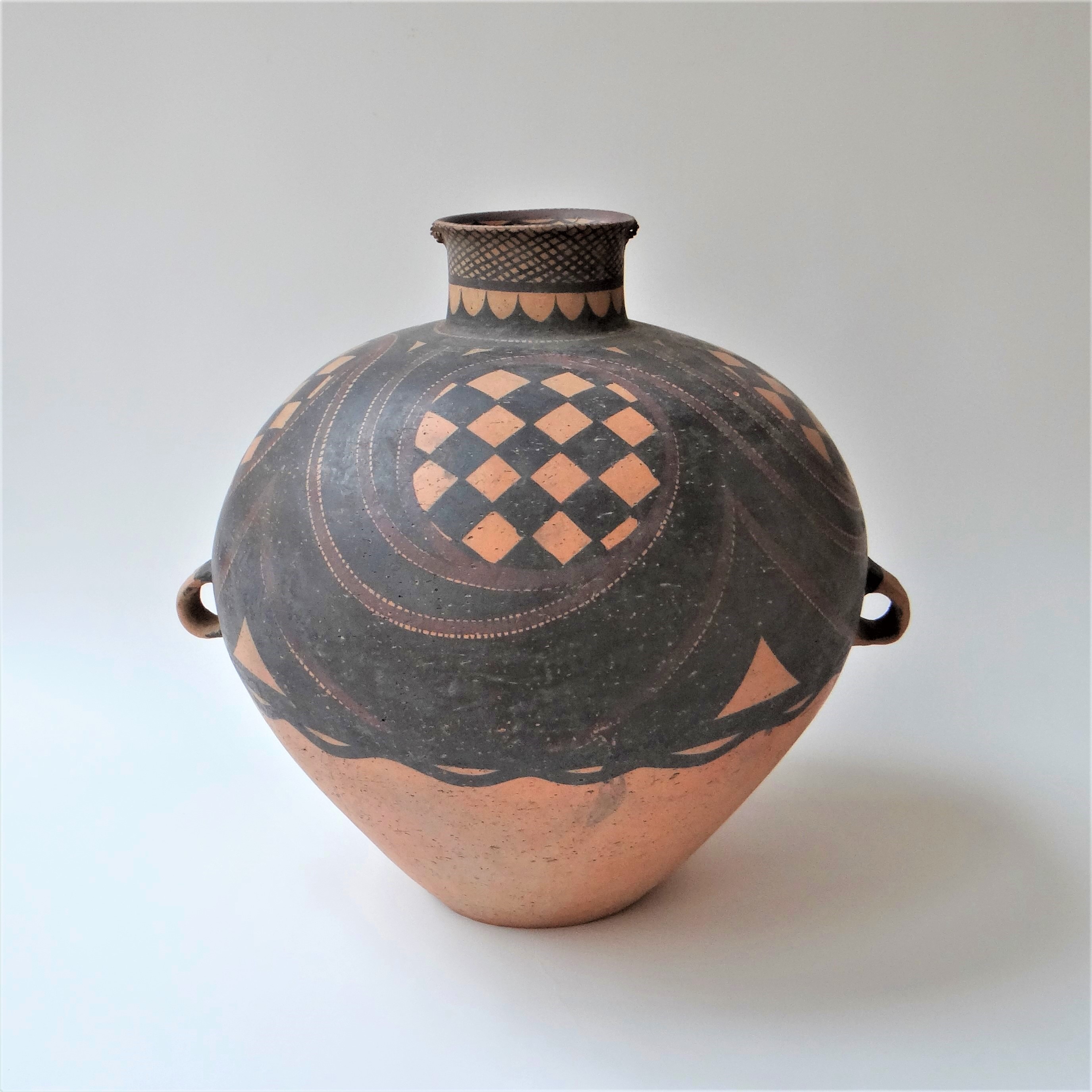 Majiayao pot, replica 2021, h.44x48,5x42cm, handgedecoreerd door Yan Xiaohu - Lintao (CN)1