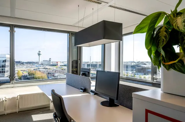 Schiphol kantoor Avioport werkplek met uitzicht