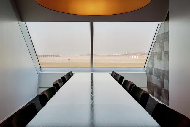 Schiphol kantoor General Aviation Terminal vergaderruimte met uitzicht