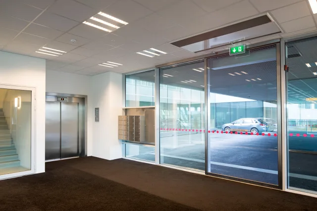 Schiphol kantoor General Aviation Terminal lift en parkeerplaats