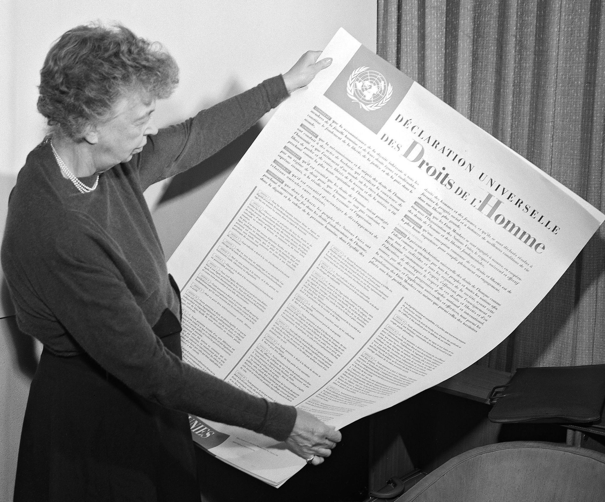 Eleanor-Roosevelt-ancienne-premiere-Etats-Unis-tient-mains-declaration-droits-lhomme-1948 0