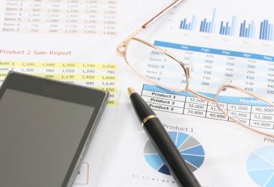 Glasses on stock analysis and graph