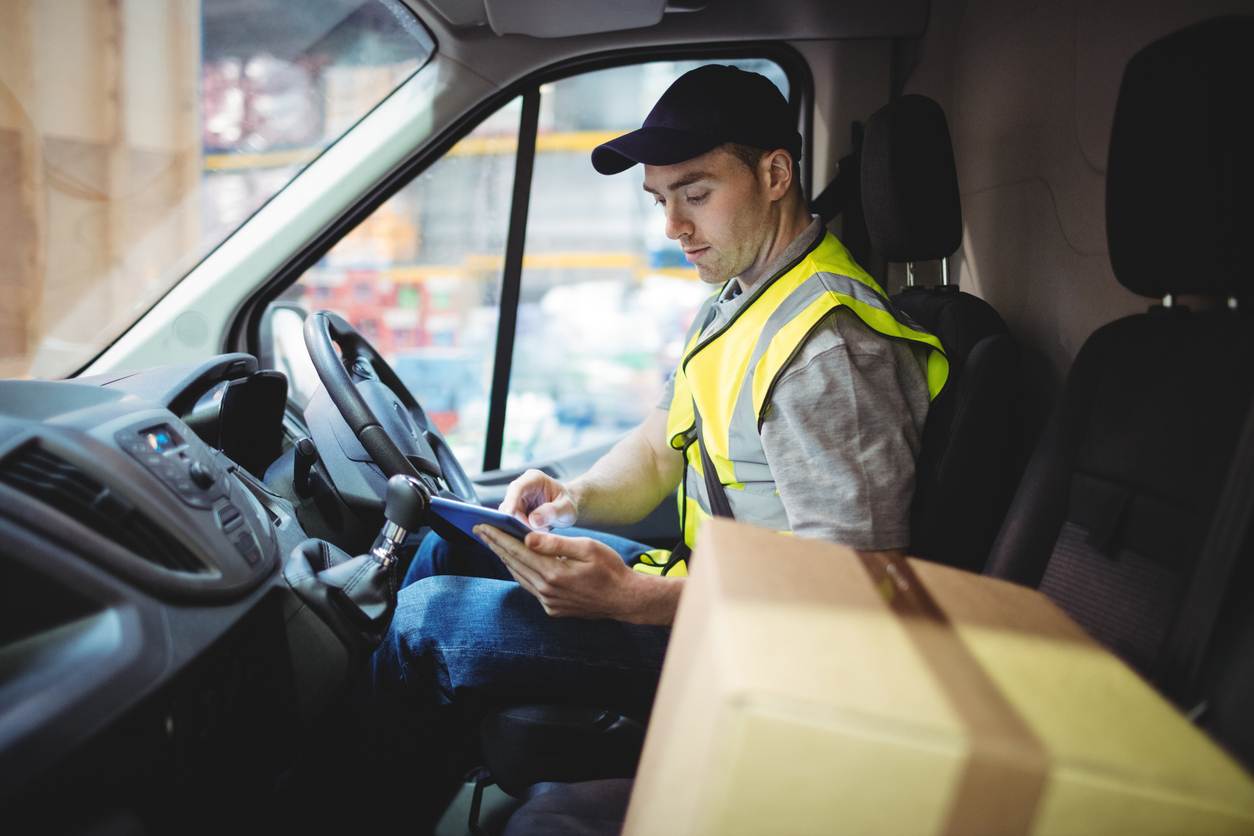Οδηγός courier ετοιμάζεται για αποστολή δέματος από επαγγελματικό όχημα μεταφοράς
