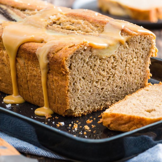 Bananenbrood met romige karamelsaus