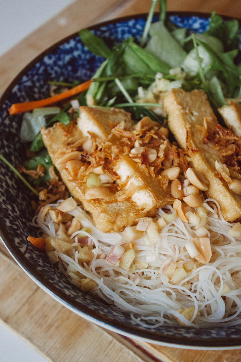 Vegan Rice Noodle Salad with Baked Tofu & Lemongrass Dressing Zucker