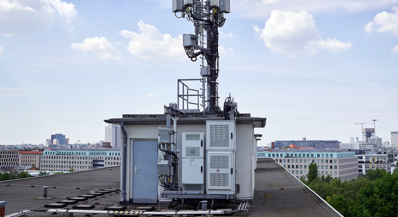 Dieser Antennenträger steht auf einem Berliner Wohnhaus. Die grauen Rechtecke oben rechts und links sind moderne 5G-Antennen.