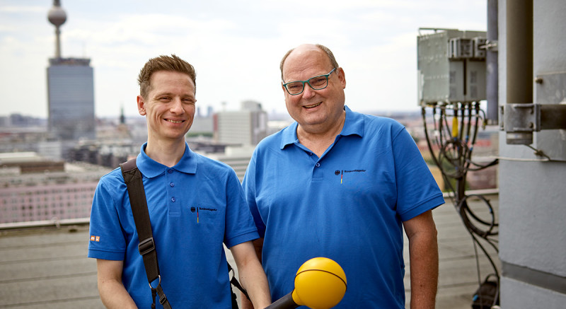 Artem Rudov (links) und Thomas Weidemann arbeiten im Team. Dank Vieraugenprinzip würde den erfahrenen Fachmännern kein Verstoß entgehen.
