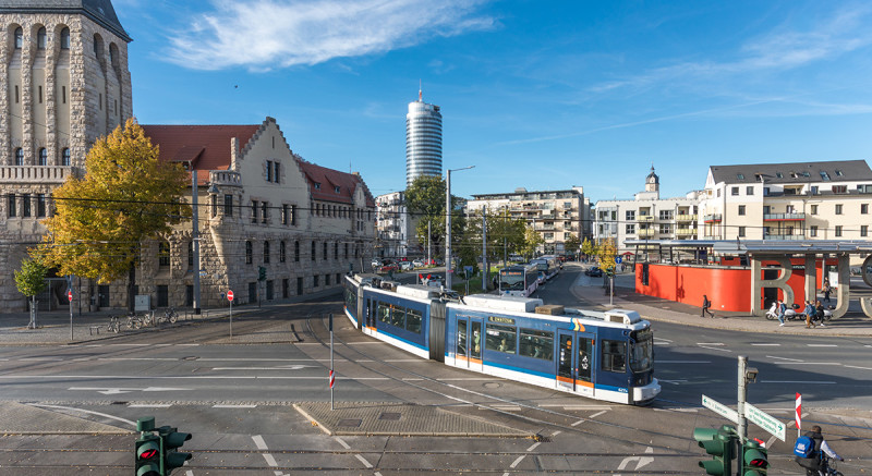 Fahren seit über 120 Jahren voll elektrisch und bald mit 5G an Bord: die Jenaer Straßenbahnen.

