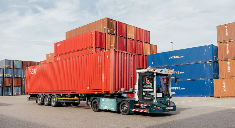 Der ferngesteuerte Lkw transportiert Container zwischen den Containerterminals auf dem Gelände hin und her.