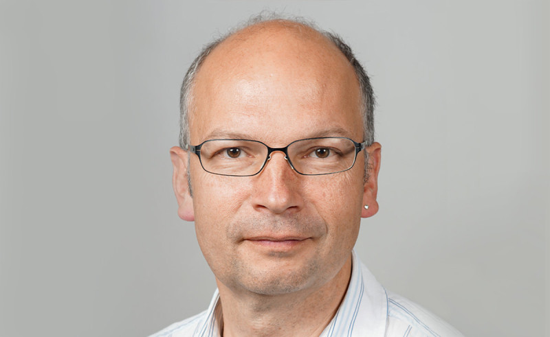 Porträt von Prof. Dr. Martin Röösli, der als Umweltepidemiologe die Einheit Umwelt und Gesundheit am Schweizerischen Tropen- und Public Health-Institut (Swiss TPH) leitet.