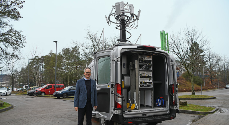 Dieses Fahrzeug transportiert ein 5G-Netz. Prof. Hans Schotten steuert darüber Roboter und Drohnen.