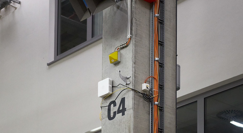 In einer grauen Box in der Halle bezieht Lufthansa das eigene 5G-Netz.