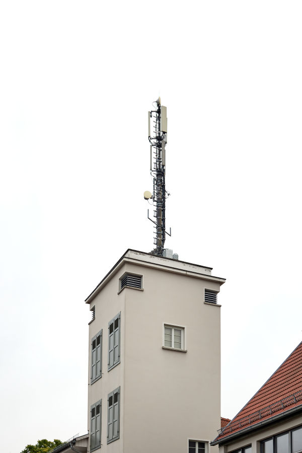 Mobilfunkbetreiber nutzen häufig  bereits bestehende Gebäude. In diesem Fall ist die Sendeanlage auf dem Dach des Feuerwehrturms im thüringischen Sömmerda angebracht. 
