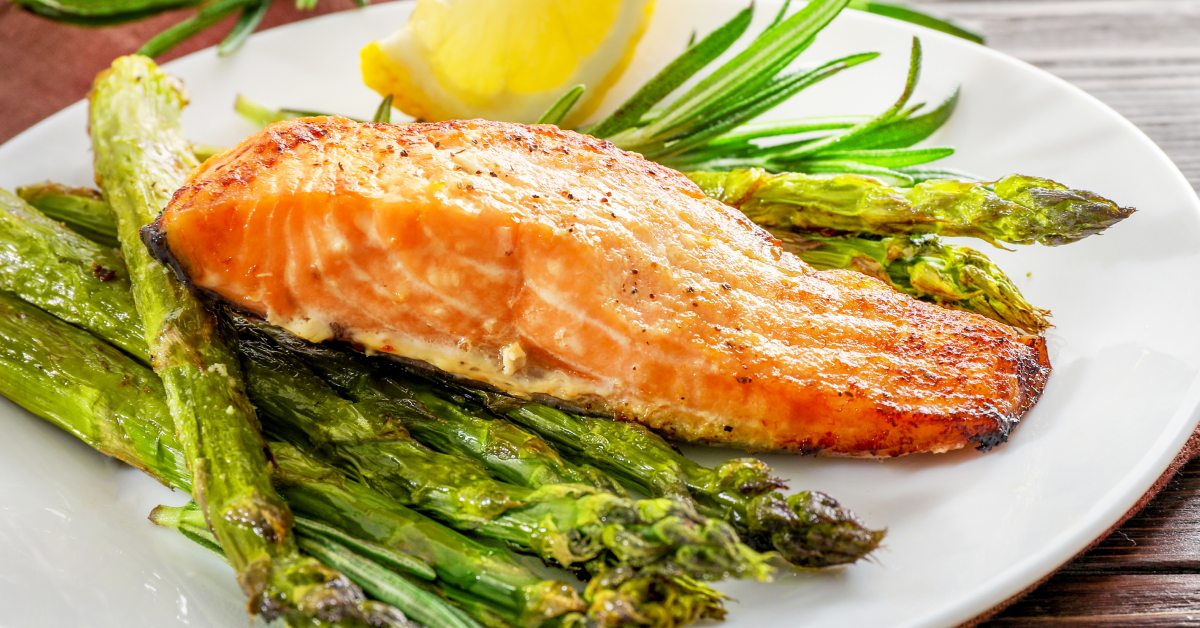 salmon al horno con esparragos