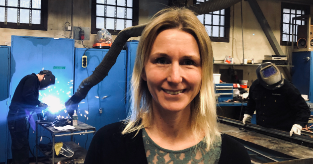 Bild på Johanna Lundgren, HR-ansvarig på Lundgrens smide, tillsammans med fyra medarbetarna i företagets lokaler.