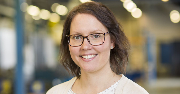 Bild på Linda Lönnerskog, HR-chef på Indexator Rotator System, i företagets egna lokaler.