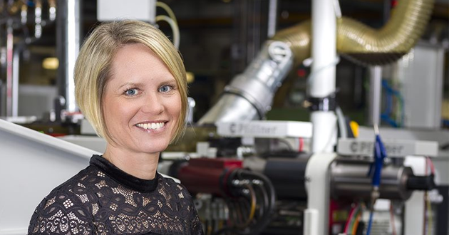 Bild på Linda Fransson, vd för Gnosjö Automatsvarvning, i företagets egna industrilokaler.
