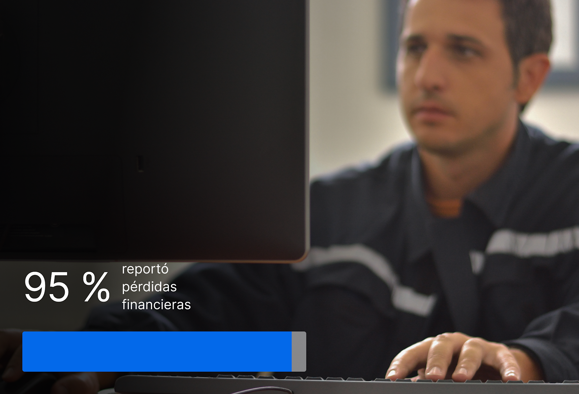 Oficial en computadora en un cuarto oscuro con estadísticas que muestran que el 95 % reporta pérdidas económicas.