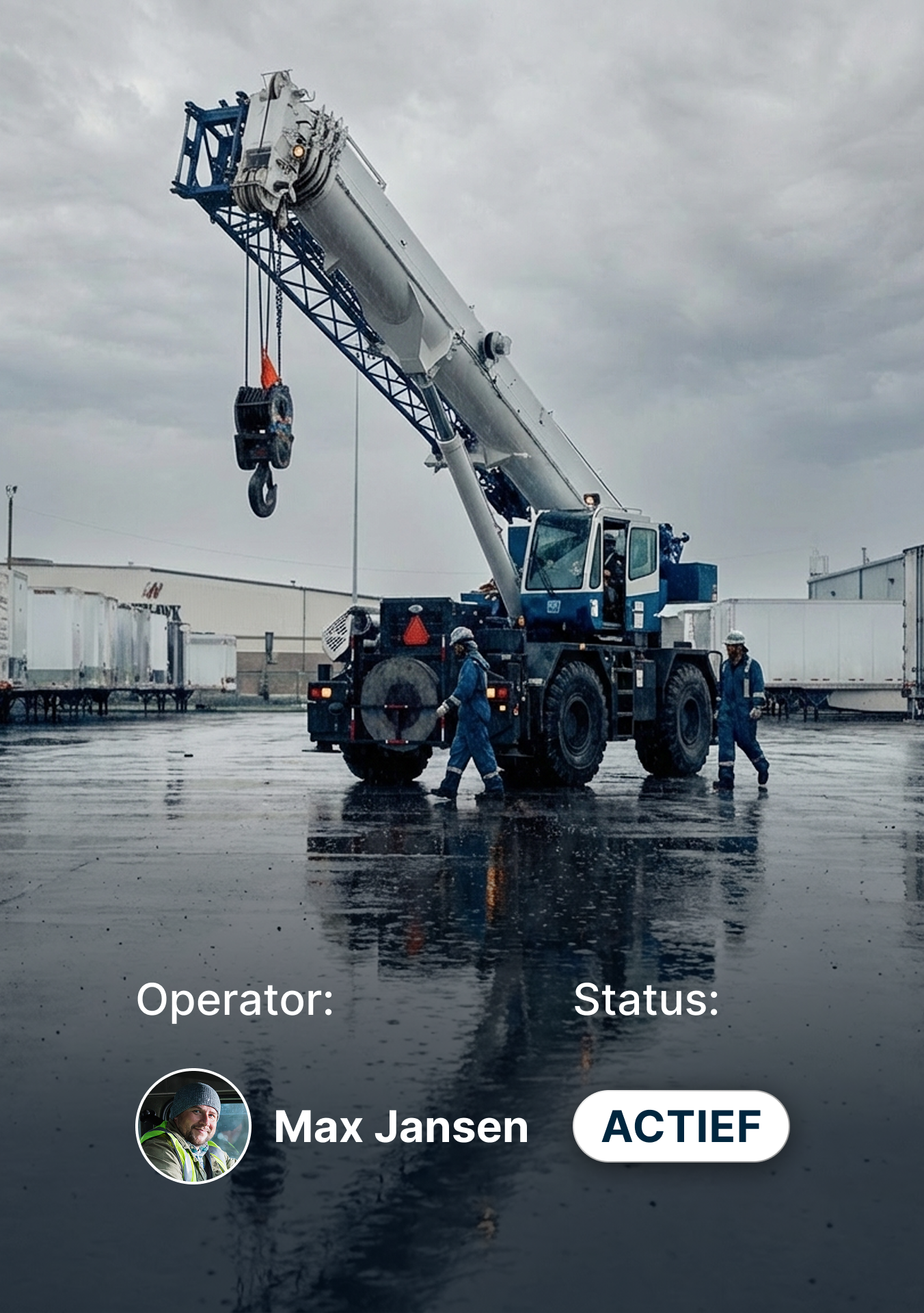 Mobiele kraan op een natte industriële locatie met werknemers in blauwe overalls, en actieve operatiestatus.
