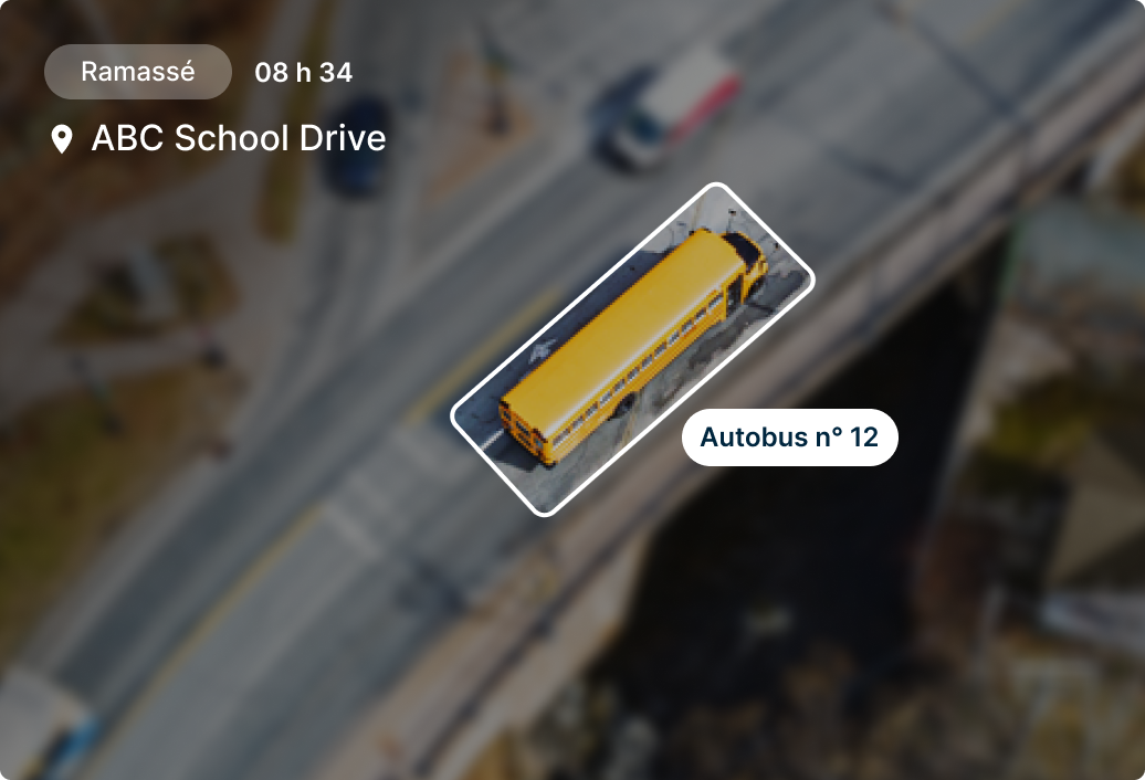 Vue aérienne d'autobus scolaire jaune nᵒ 12 sur ABC School Drive, récupéré à 8 h 34, mis en évidence sur une carte de suivi.