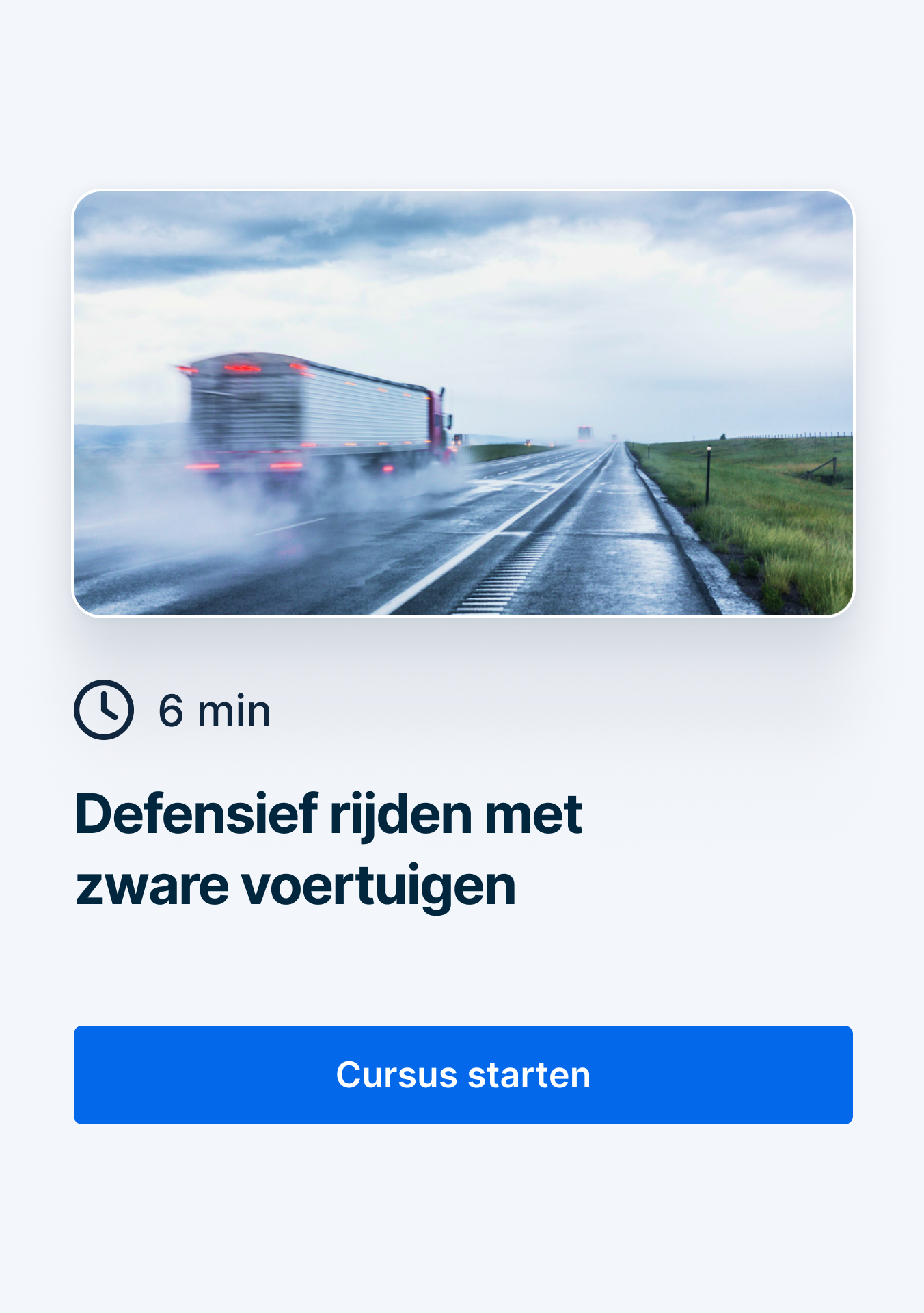 Een trekker-opleggercombinatie rijdt over een natte snelweg in regenachtige omstandigheden en veroorzaakt opspattend water.