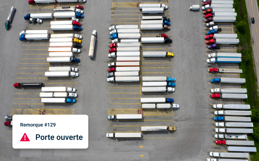 Vue aérienne d'un parking de semi-remorques avec superposition montrant une alerte intelligente : Remorque #129 Porte ouverte
