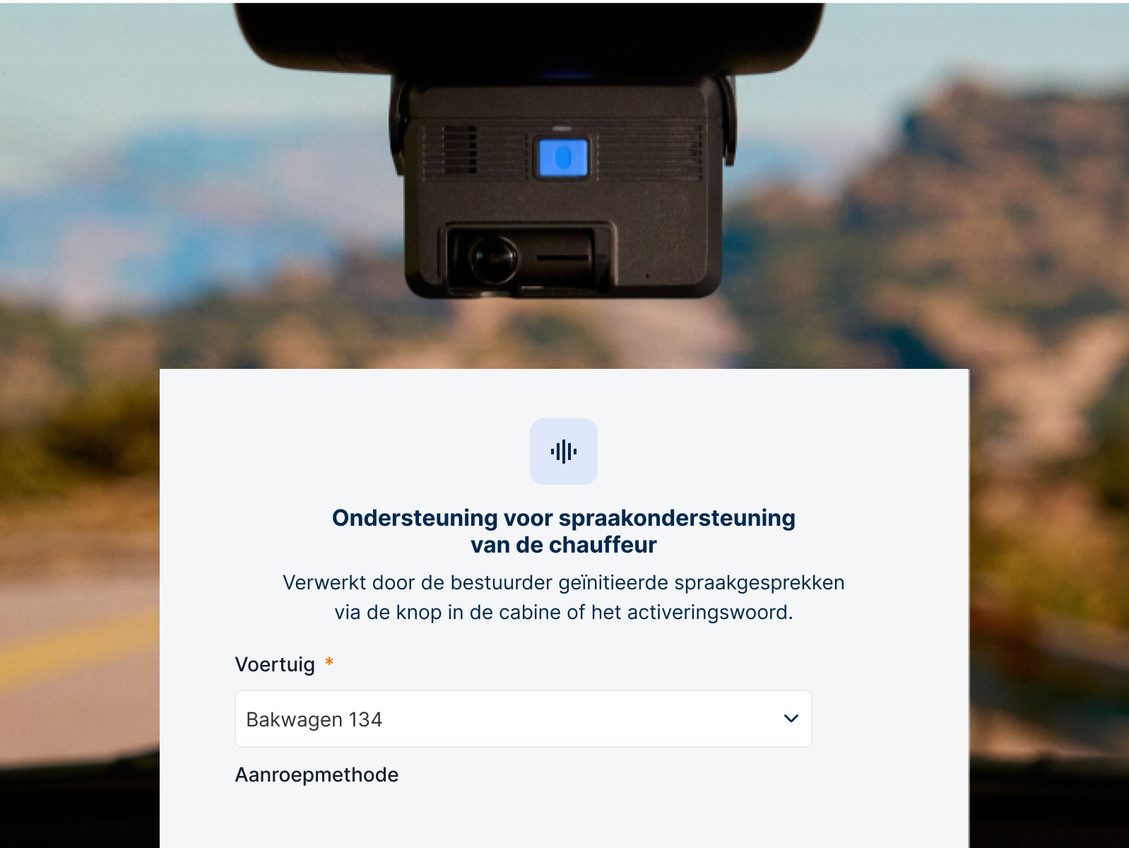 Dashcam bevestigd aan voorruit met app-interface voor spraakondersteuning chauffeur en voertuigselectie.