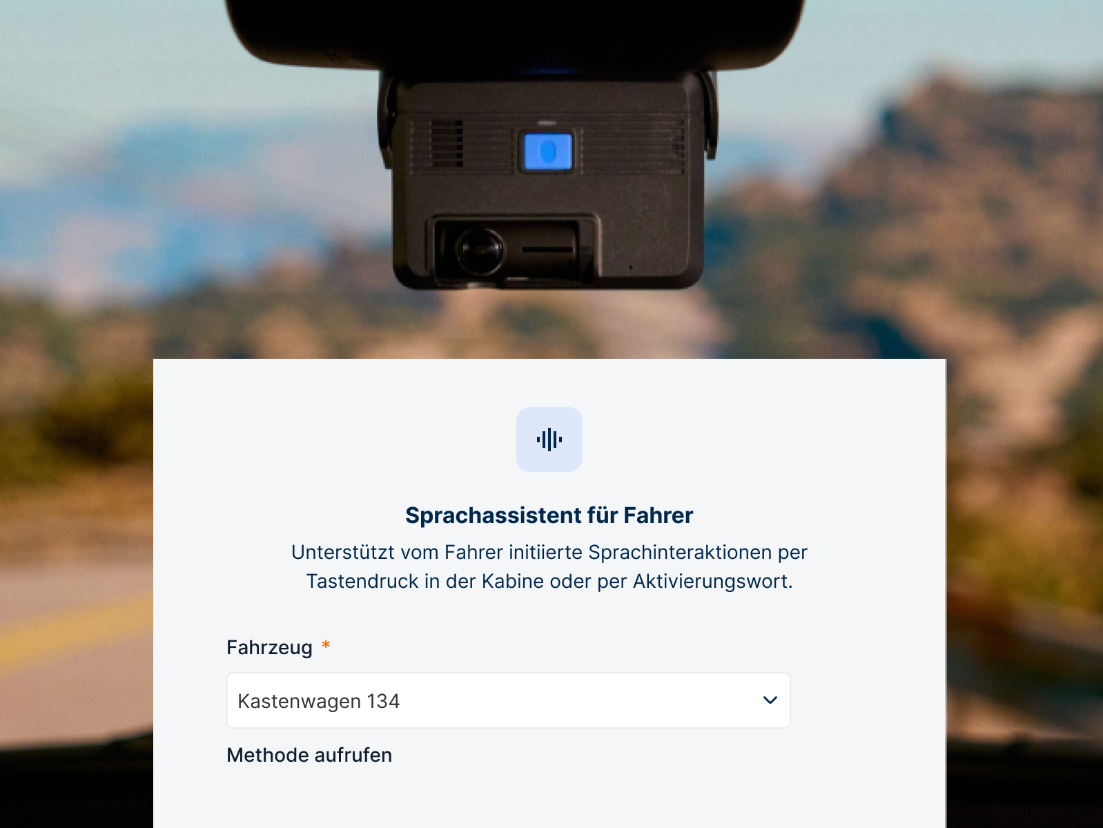 Dashcam am Rückspiegel mit blauer LED, darunter UI für Sprachassistent mit Fahrzeugauswahl.