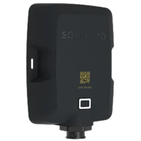 Zwarte Schmersal-veiligheidssensor met QR-code en witte vierkante knop, gemonteerd op een donker oppervlak.