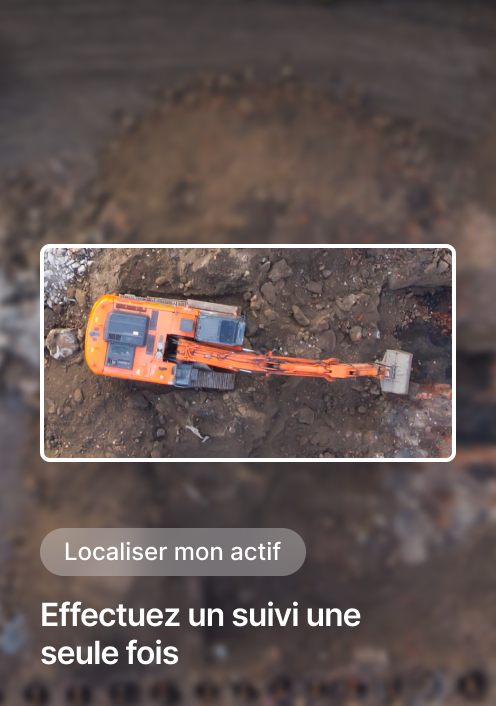 Vue aérienne d'une excavatrice orange travaillant sur un chantier de construction avec les boutons « Localiser mes actifs