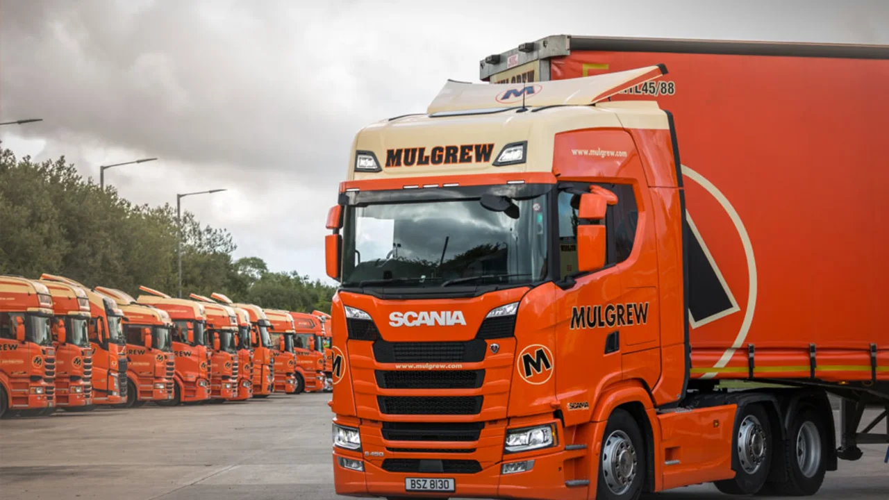 Mulgrew Haulage reduziert mit Samsara die Überschreitungen der Dienstzeit seiner Fahrer um 20 %.